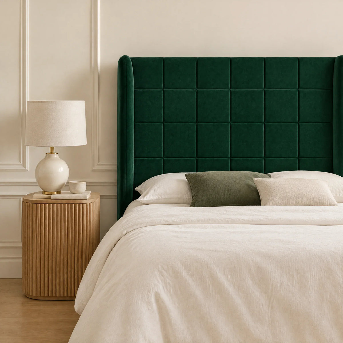 Tête de lit haute en velours de 180 cm derrière un grand lit