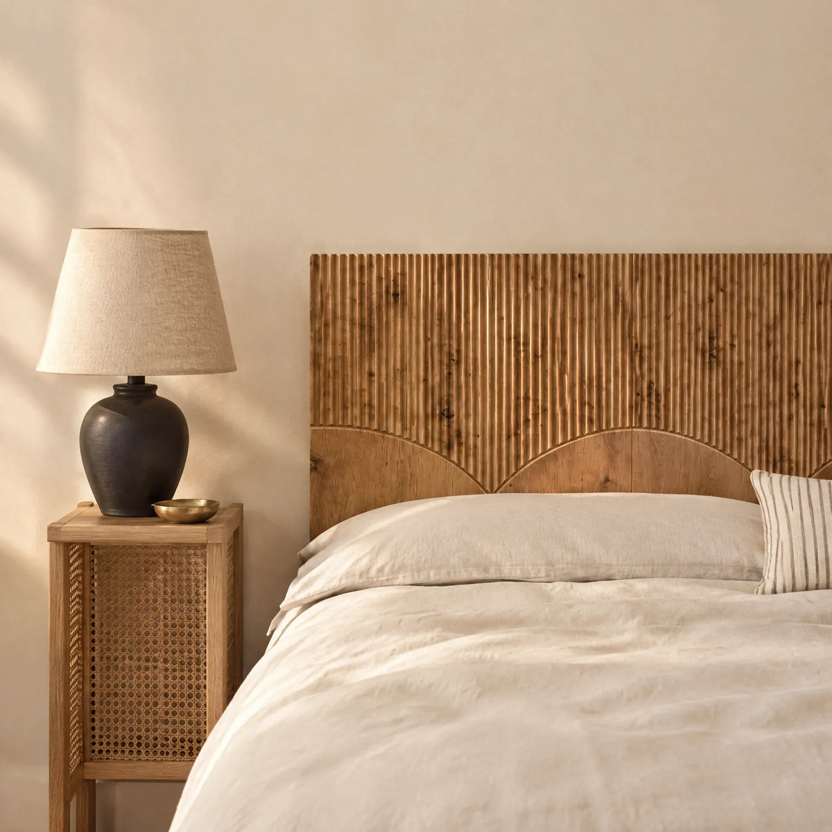 Tête de lit murale en bois fixée au-dessus du lit