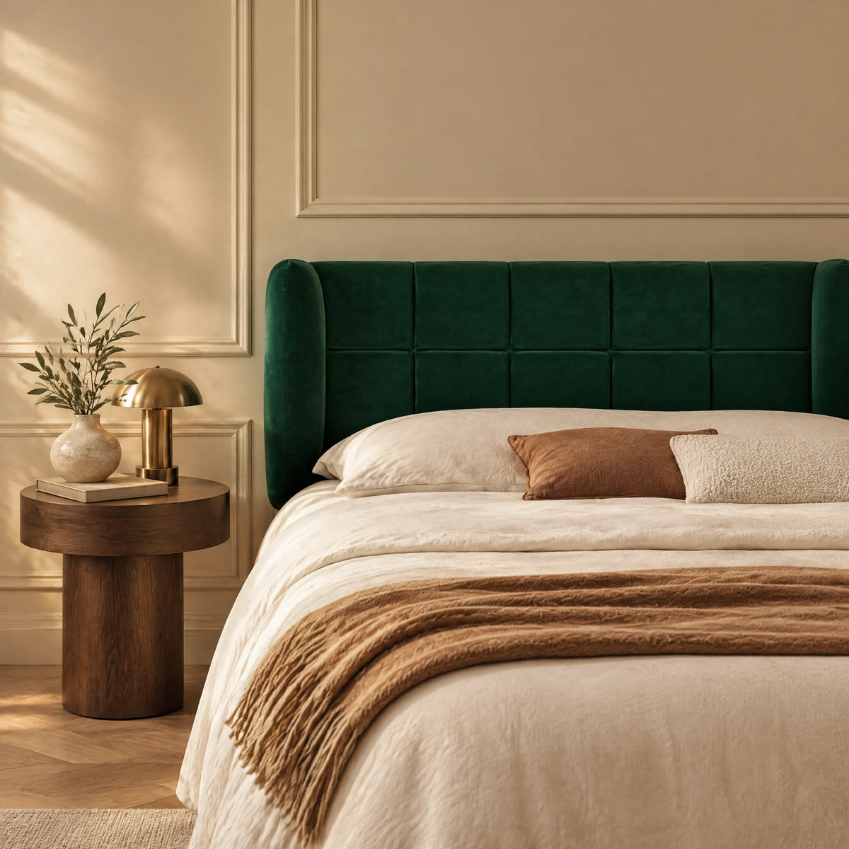 Tête de lit en velours à poser, installée sans perçage derrière un lit