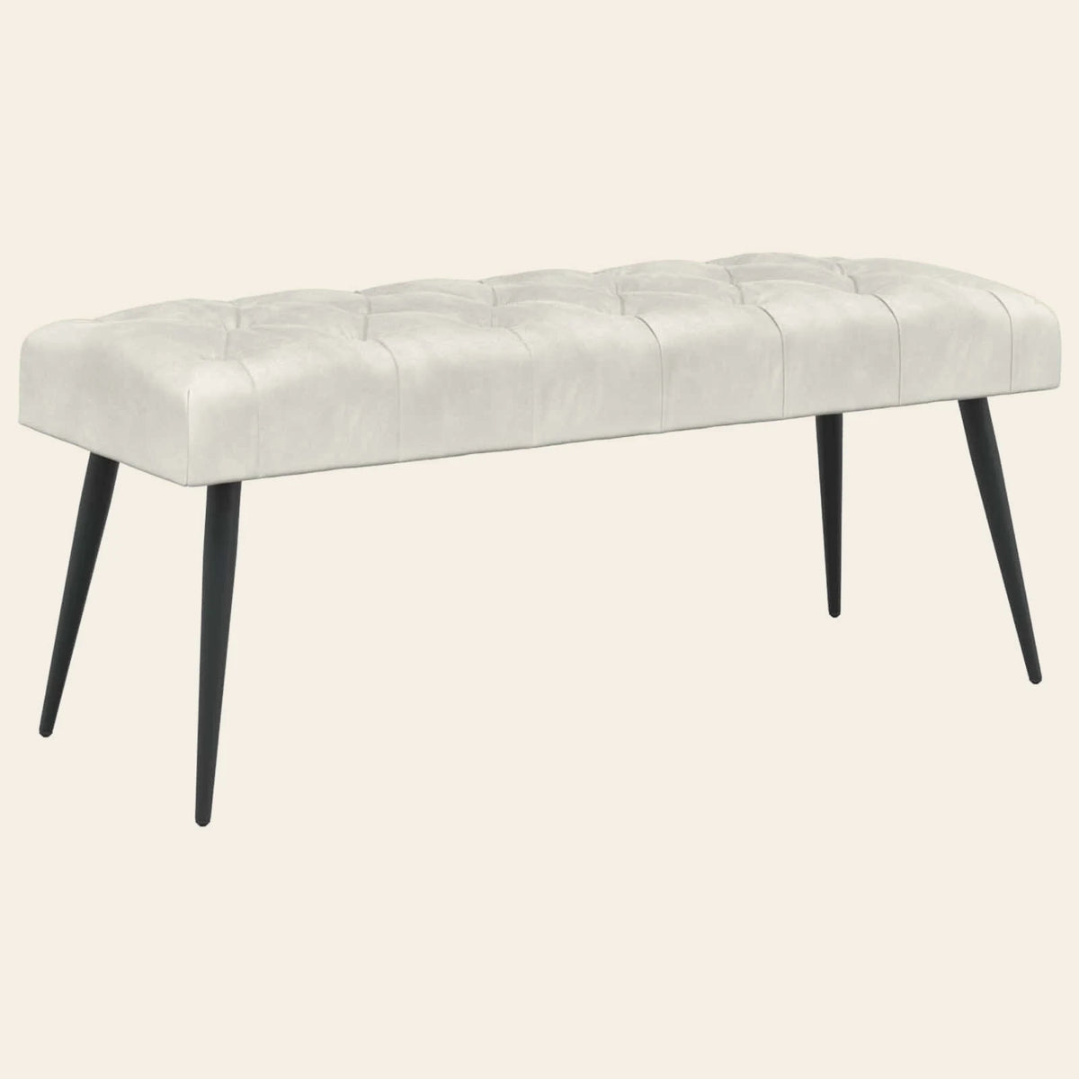 Banc de lit Princes écru en velours capitonné à boutons, vue de trois quarts