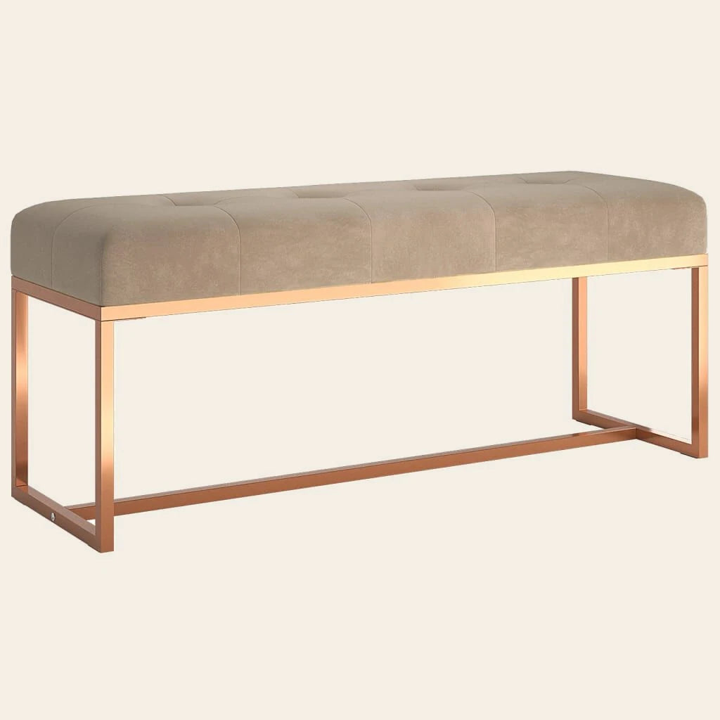 Banc de lit Montpensier beige en velours et métal cuivré, vue de trois quarts