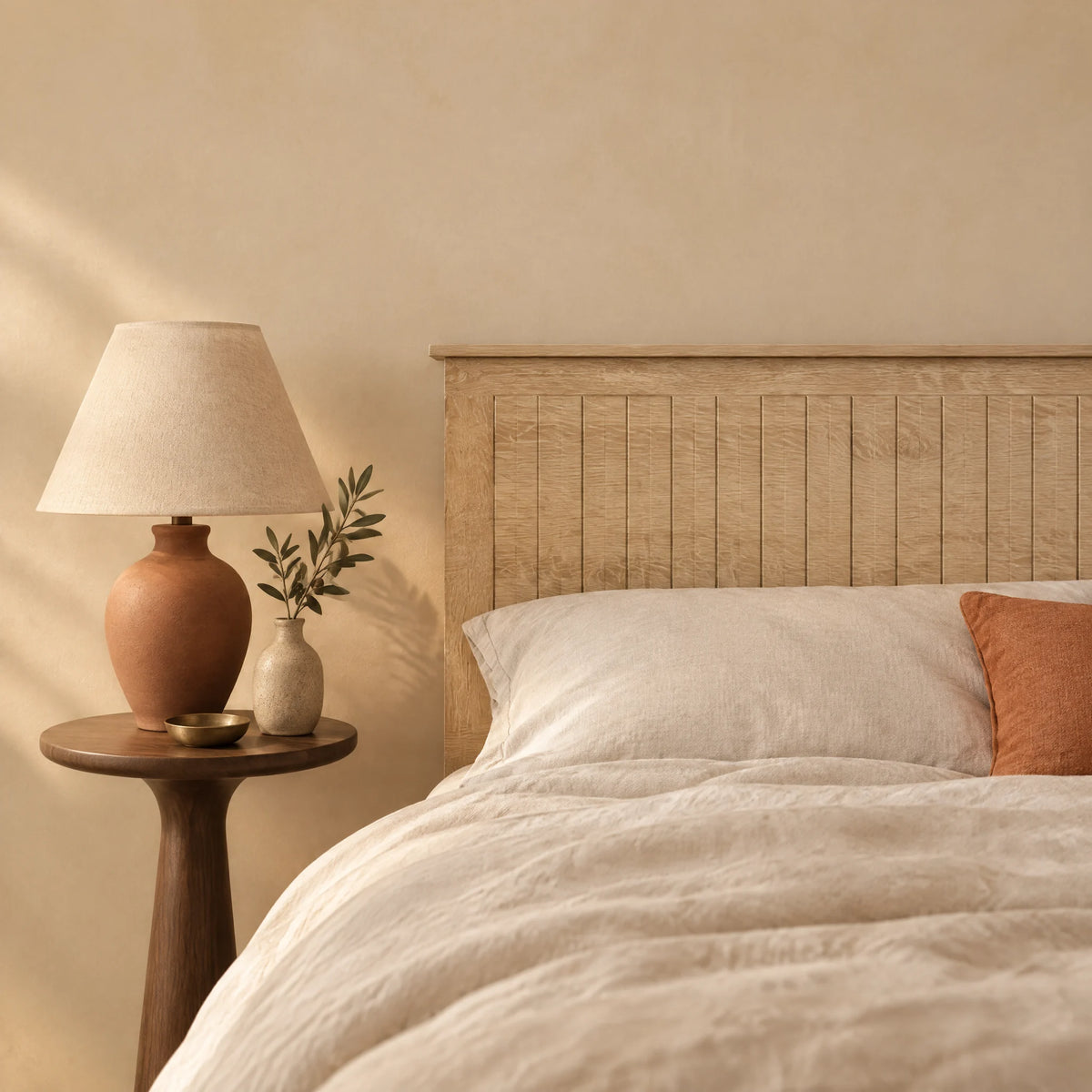 Tête de lit en bois à poser Monceau chêne clair dans une chambre, avec table de chevet et lampe