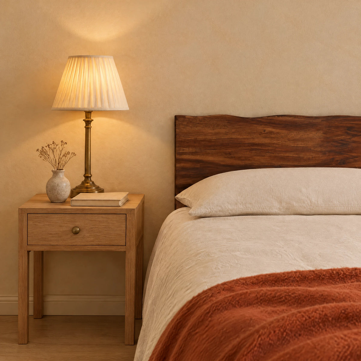 Tête de lit en bois massif à poser Vincennes acacia brun dans une chambre, avec table de chevet et lampe