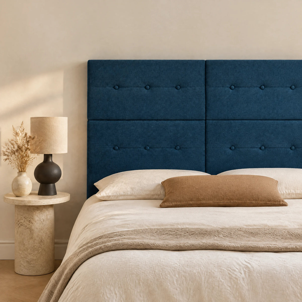 Tête de lit haute en tissu Bastille bleu nuit dans une chambre, avec table de chevet et lampe