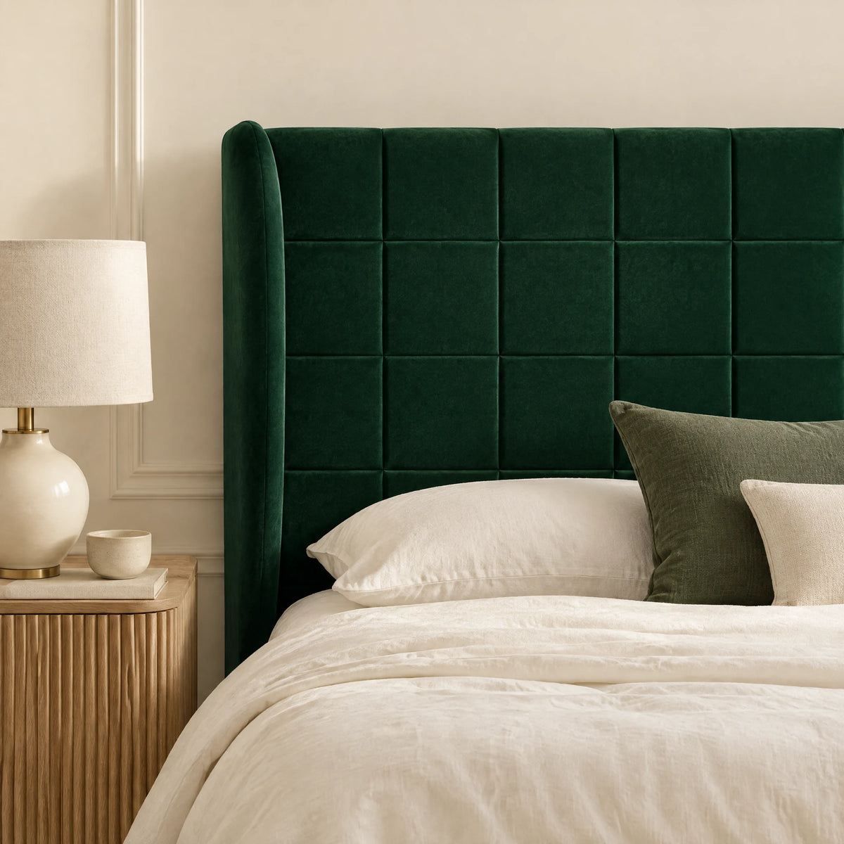 Tête de lit haute à oreilles en velours Trocadéro vert sapin dans une chambre, avec table de chevet et lampe