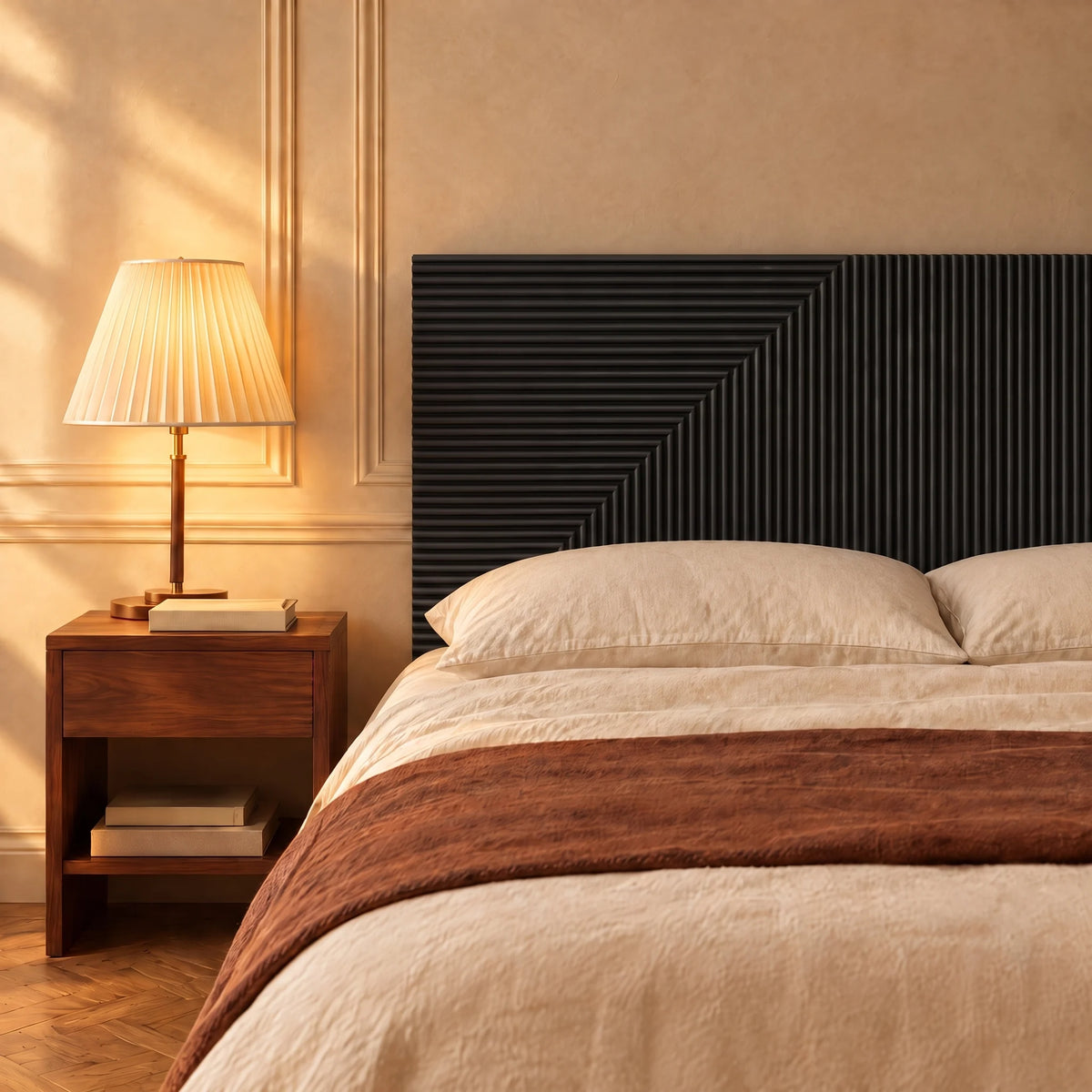 Tête de lit murale en bois à chevrons Saint-Honoré, finition noir, dans une chambre, avec table de chevet et lampe