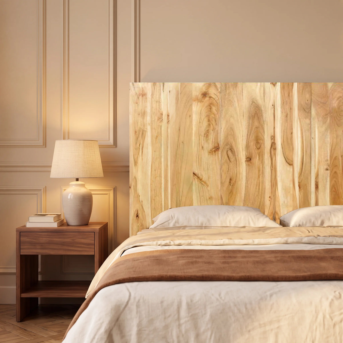 Tête de lit murale haute en acacia massif Ternes, dans une chambre, avec table de chevet et lampe