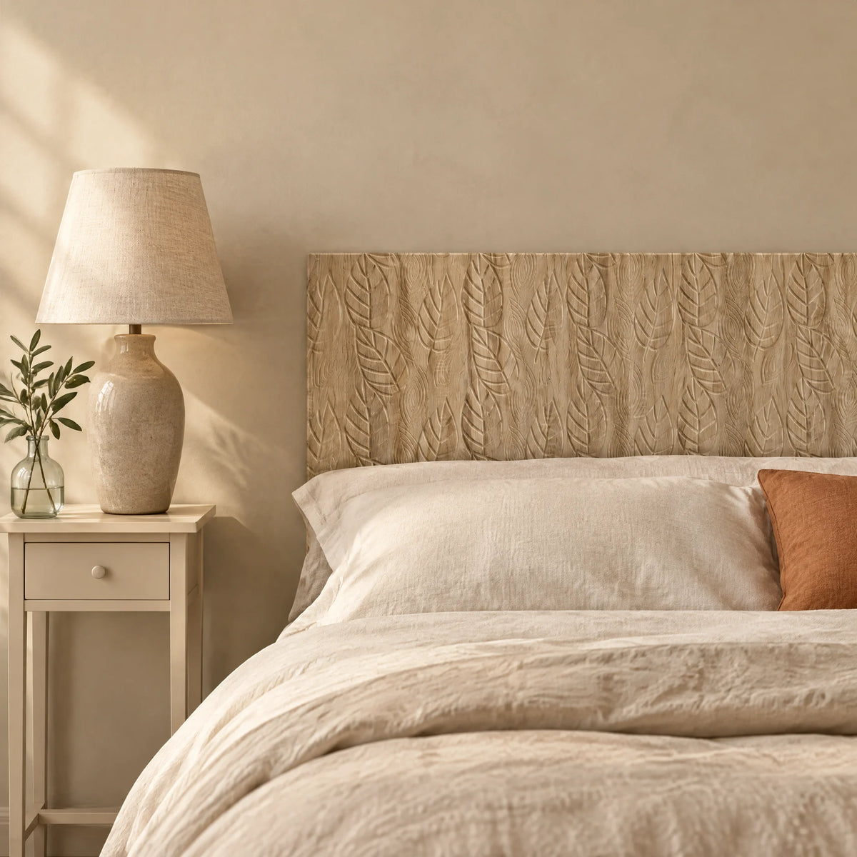 Tête de lit murale en bois Luxembourg chêne clair dans une chambre, avec table de chevet et lampe