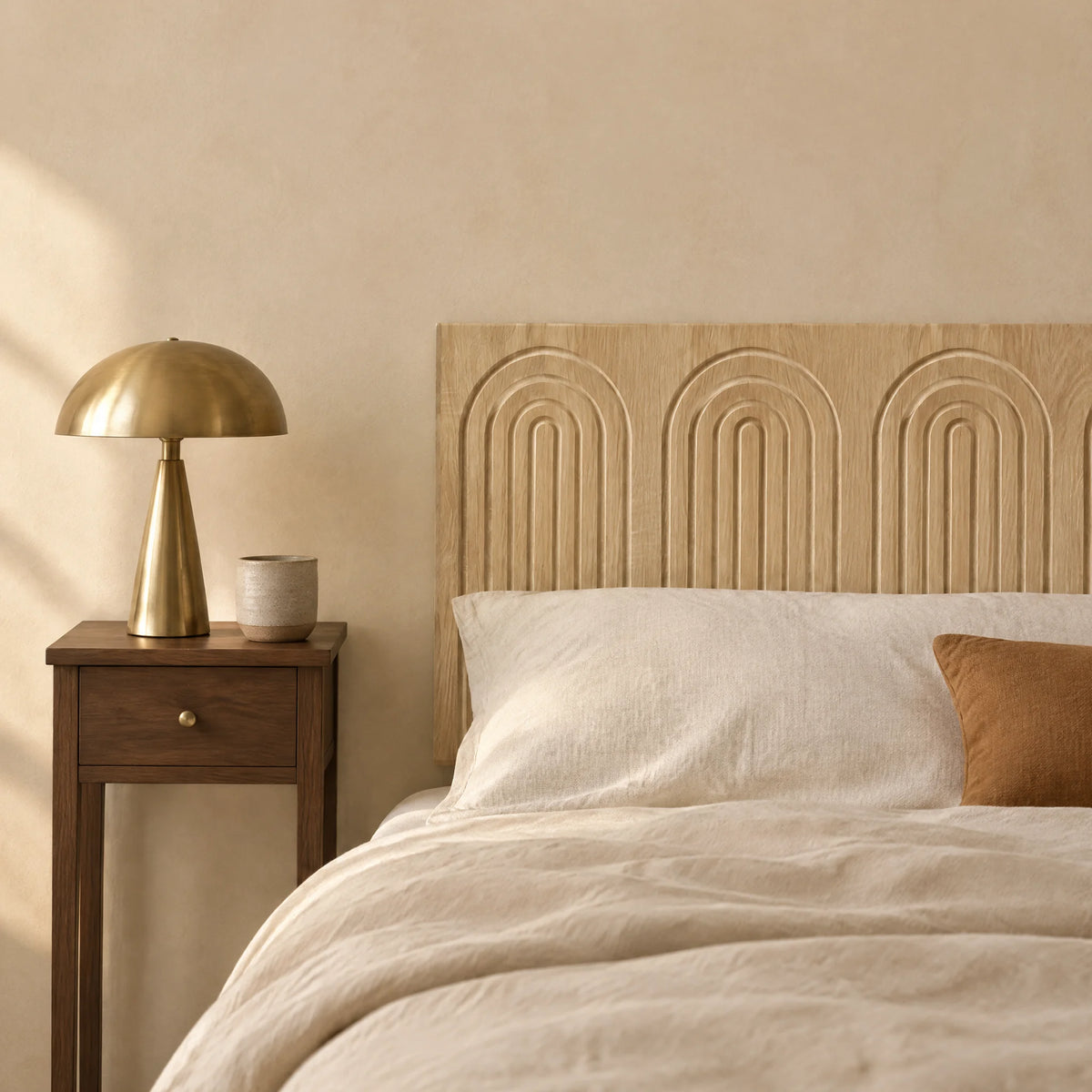 Tête de lit murale en bois Palais-Royal chêne clair dans une chambre, avec table de chevet et lampe