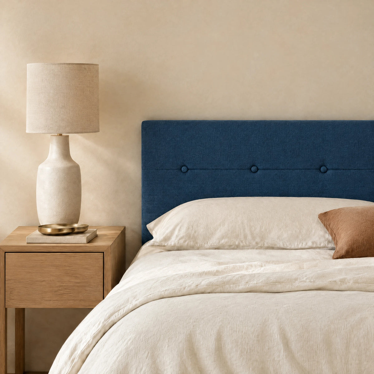 Tête de lit en tissu à poser Marais bleu nuit dans une chambre, avec table de chevet et lampe
