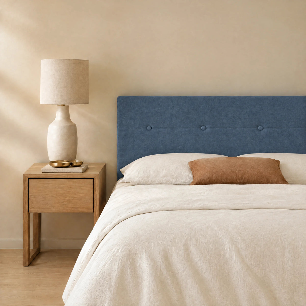 Tête de lit en tissu Marais bleu dans une chambre, avec table de chevet et lampe
