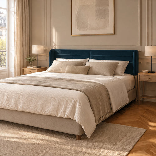 Tête de lit à oreilles en velours ligné Chaillot bleu canard dans une chambre, vue de trois quarts