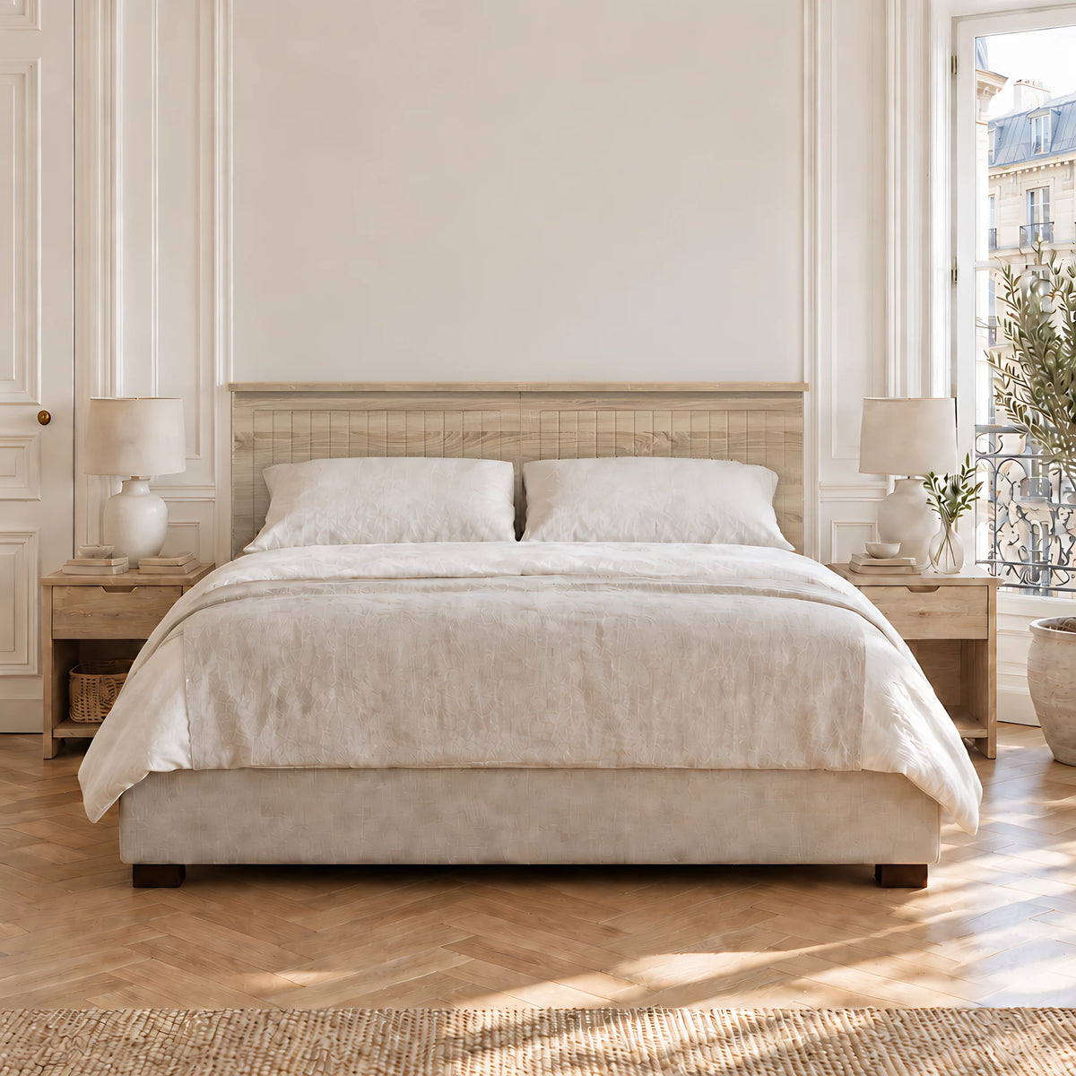 Tête de lit Monceau chêne clair à panneaux rainurés derrière un lit double, vue de face