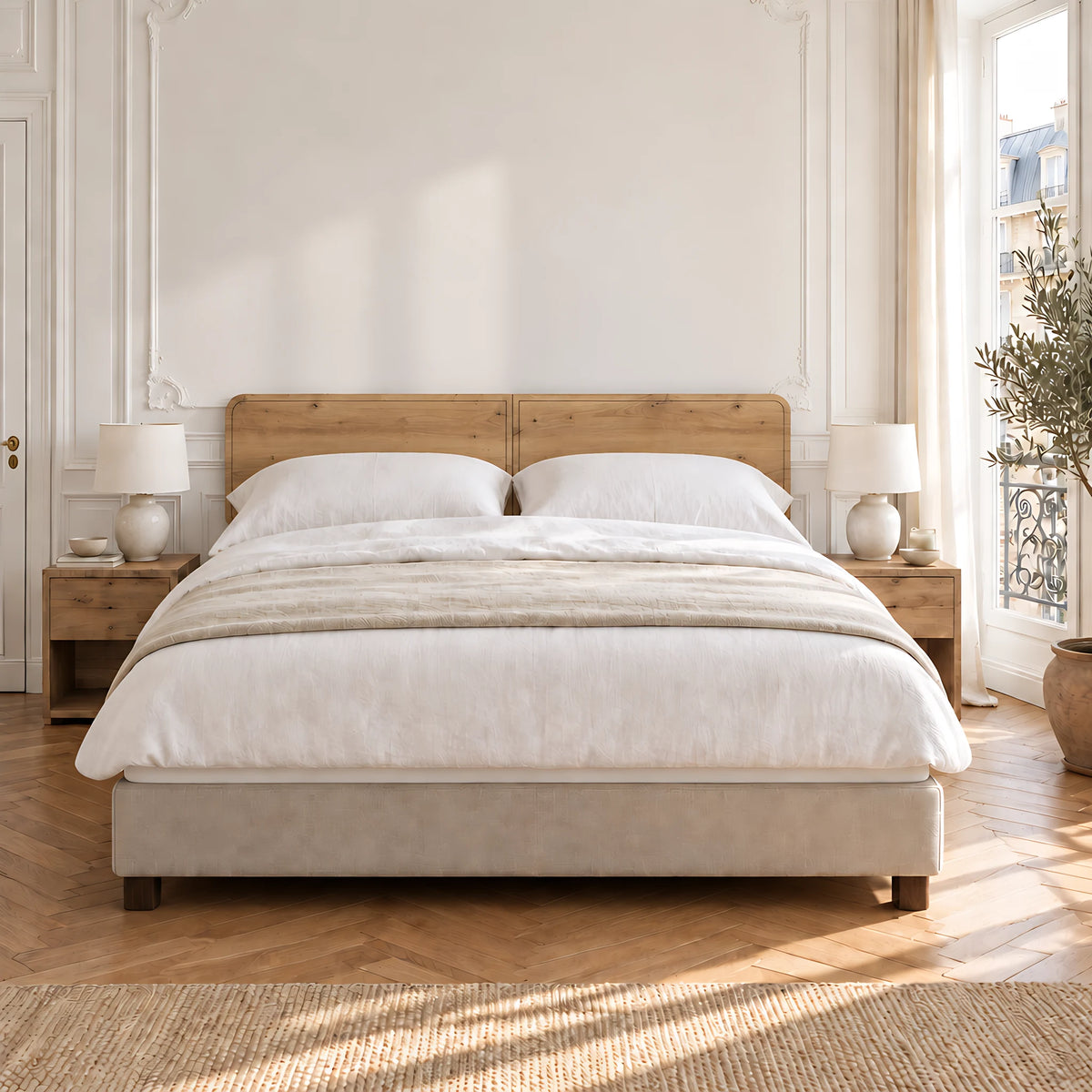 Tête de lit Odéon chêne naturel aux angles arrondis derrière un lit double, vue de face