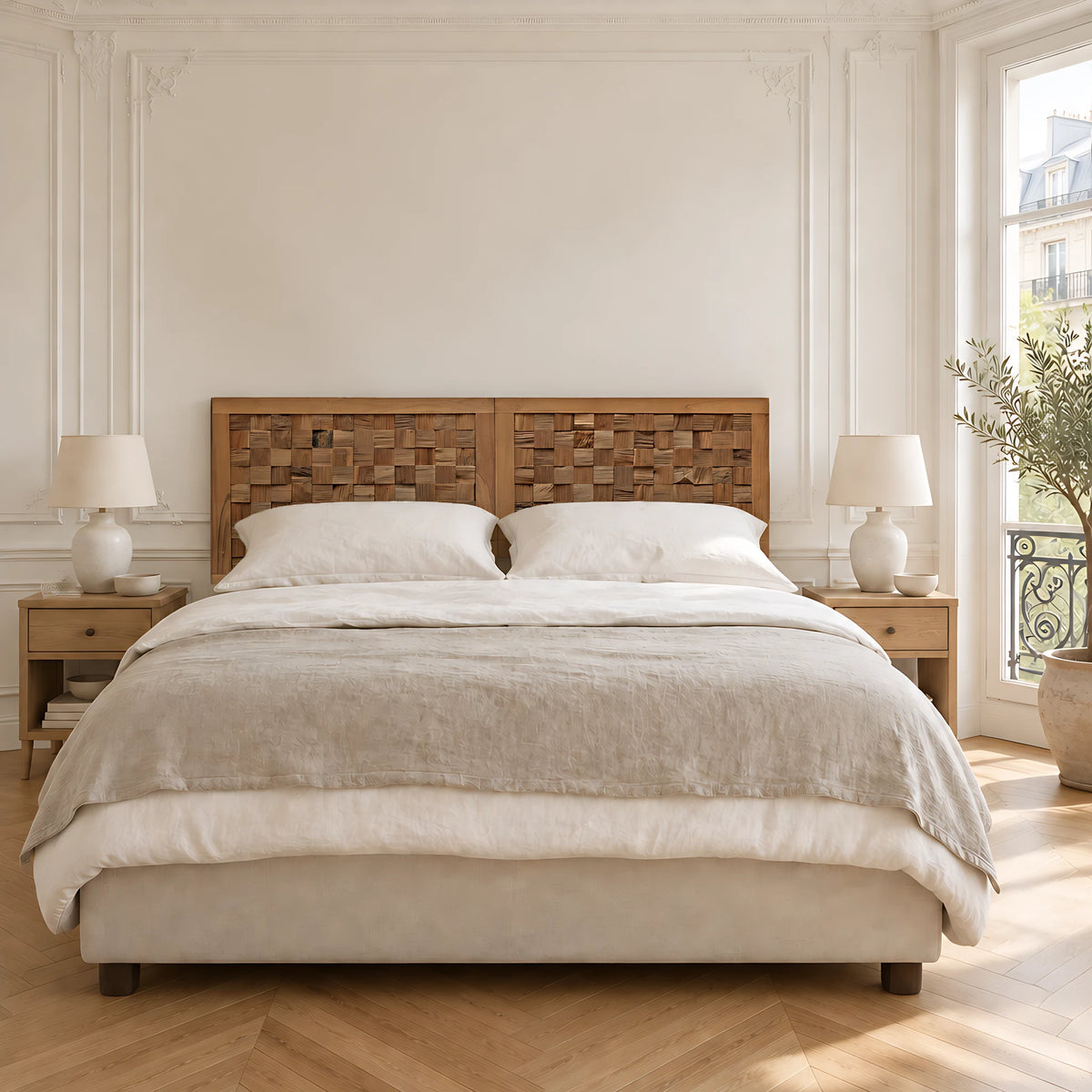 Tête de lit Montmartre en teck massif au-dessus d'un lit double, vue de face