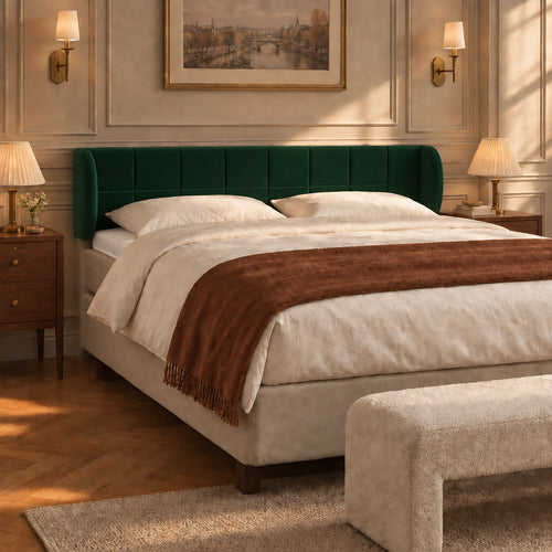 Tête de lit à oreilles en velours Passy vert sapin dans une chambre, vue de trois quarts