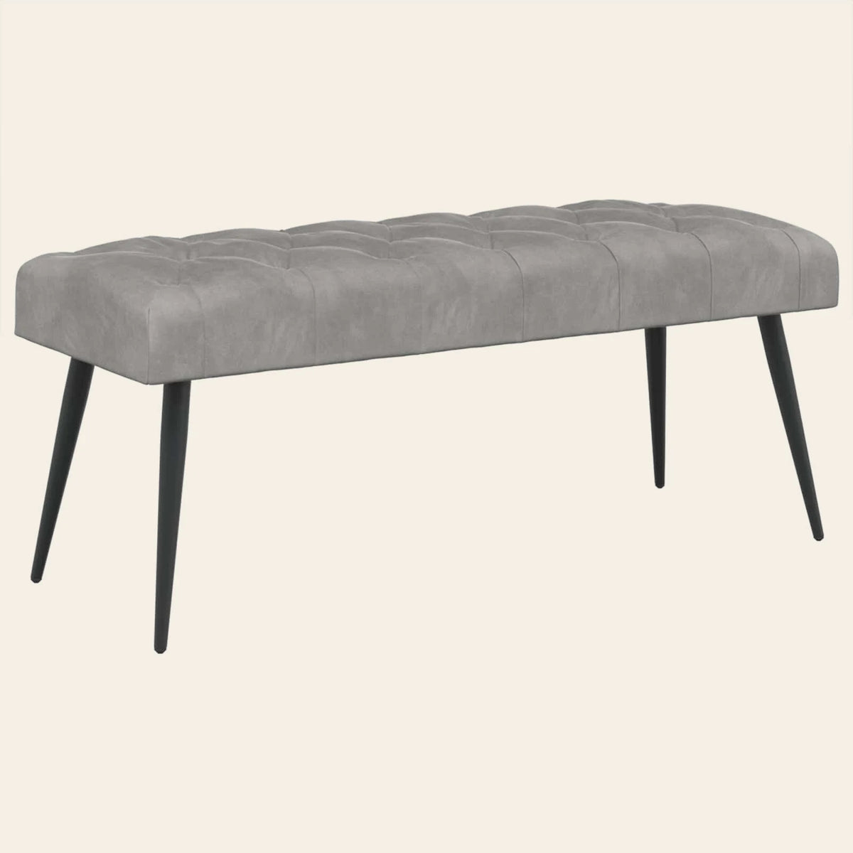 Banc de lit Princes gris clair en velours capitonné à boutons, vue de trois quarts