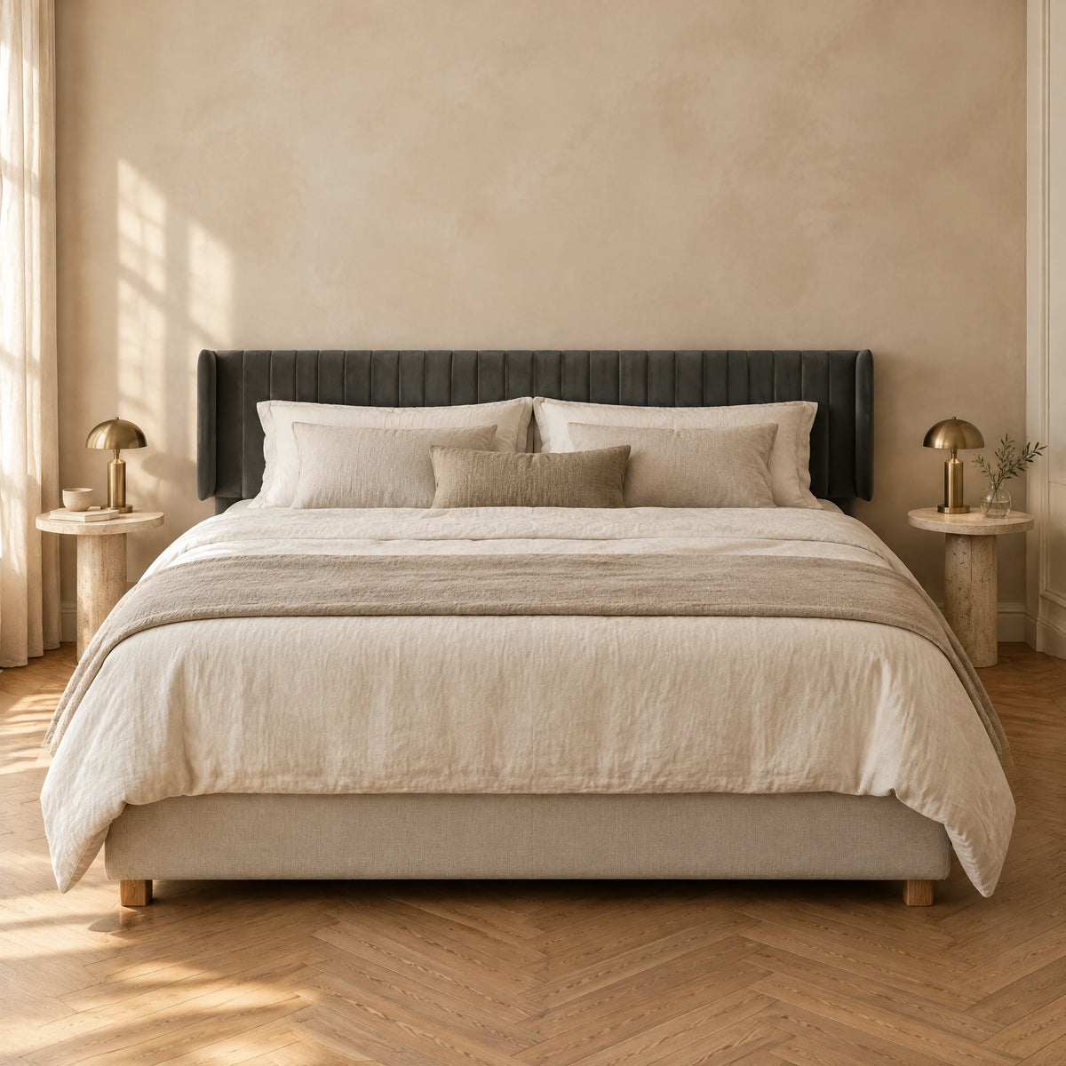 Tête de lit Varenne gris anthracite derrière un lit double, vue de face