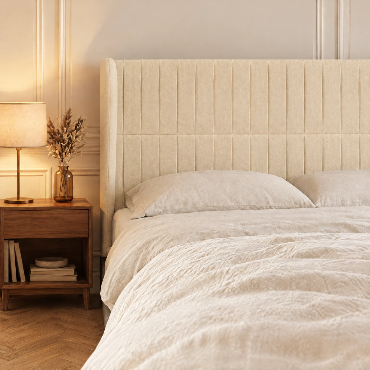 Tête de lit haute cannelée à oreilles en tissu Friedland écru dans une chambre, avec table de chevet et lampe