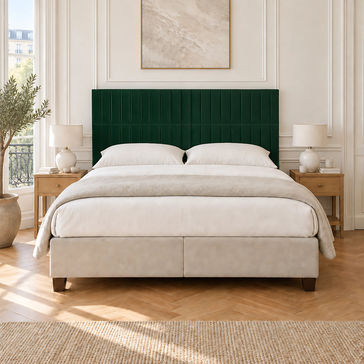 Tête de lit haute en velours Étoile vert sapin derrière un lit double, vue de face