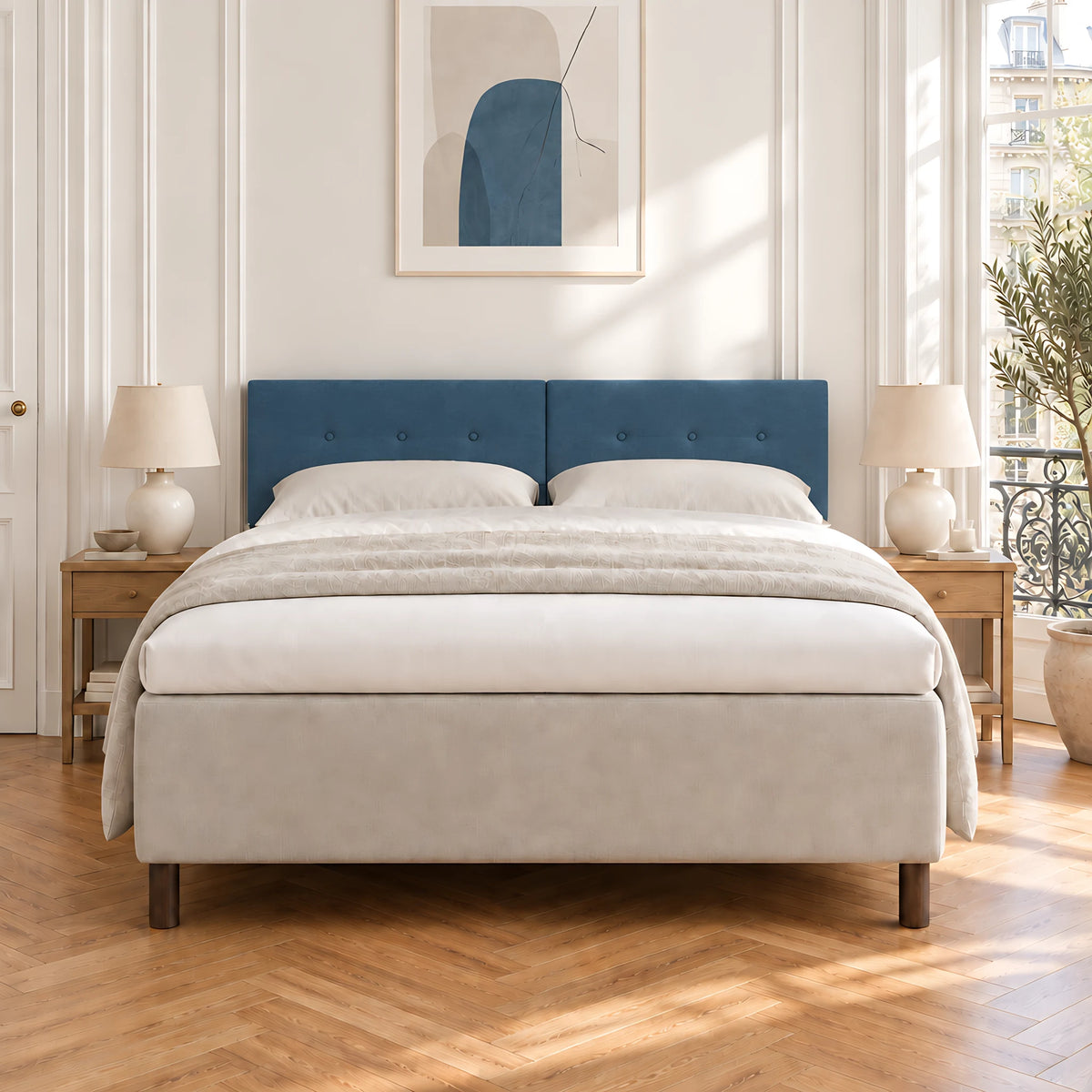 Tête de lit Marais bleu nuit derrière un lit double, vue de face