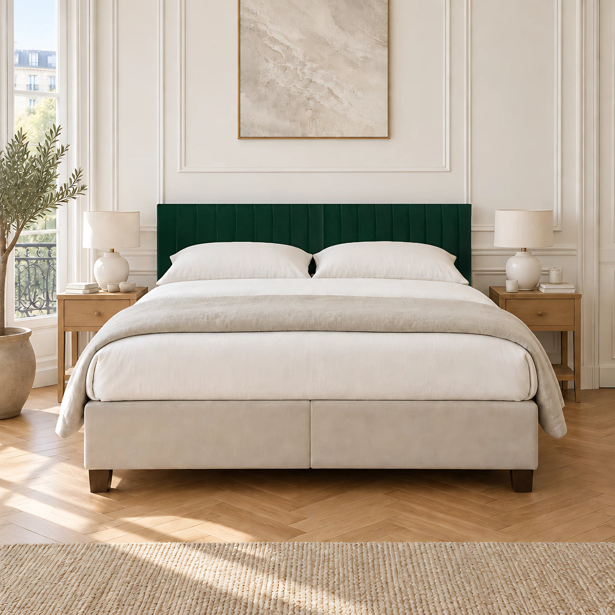 Tête de lit en velours Madeleine vert sapin derrière un lit double, vue de face