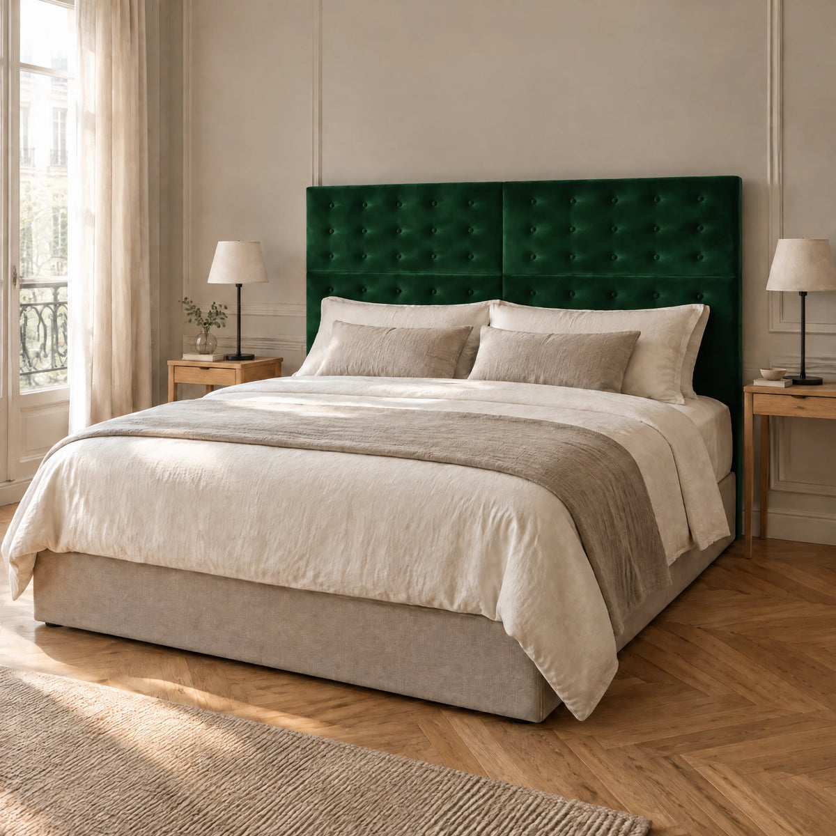 Tête de lit haute boutonnée en velours Invalides vert sapin dans une chambre parisienne