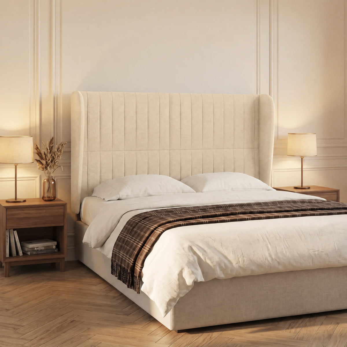 Tête de lit haute cannelée à oreilles en tissu Friedland écru, mise en situation dans une chambre