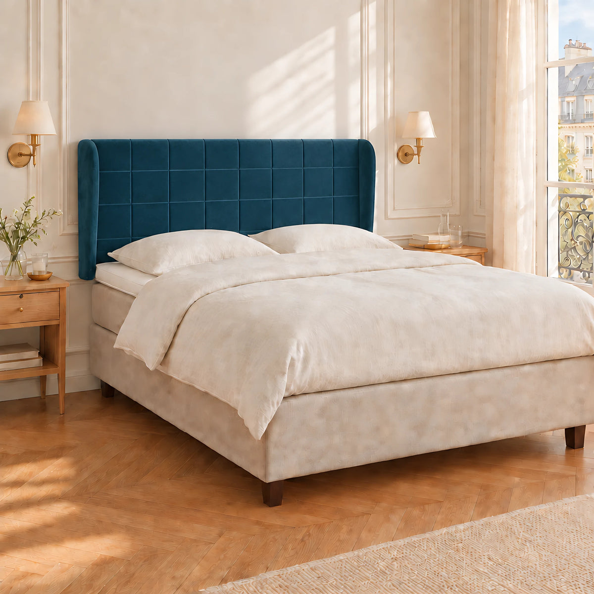 Tête de lit haute à oreilles en velours Trocadéro bleu canard dans une chambre parisienne
