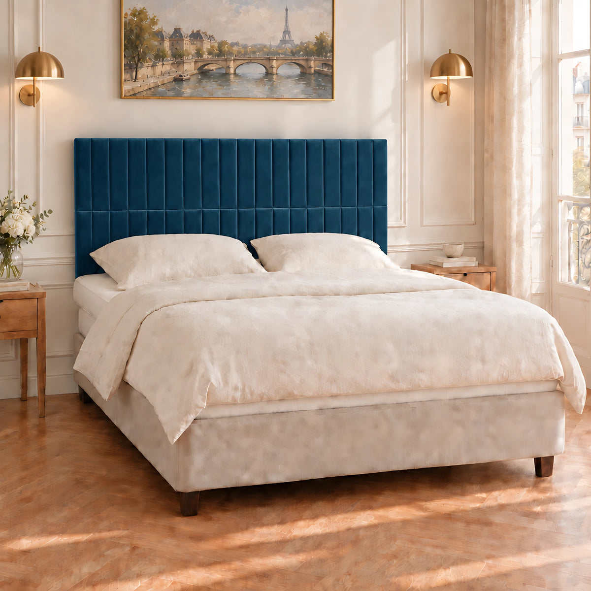Tête de lit haute en velours à poser Étoile bleu canard dans une chambre parisienne