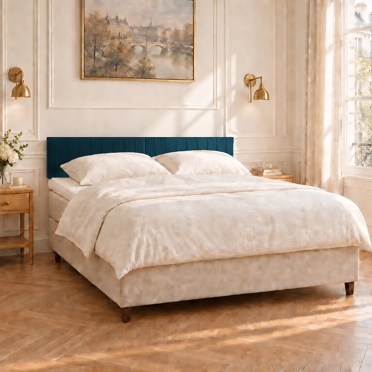 Tête de lit en velours à poser Madeleine bleu canard dans une chambre parisienne