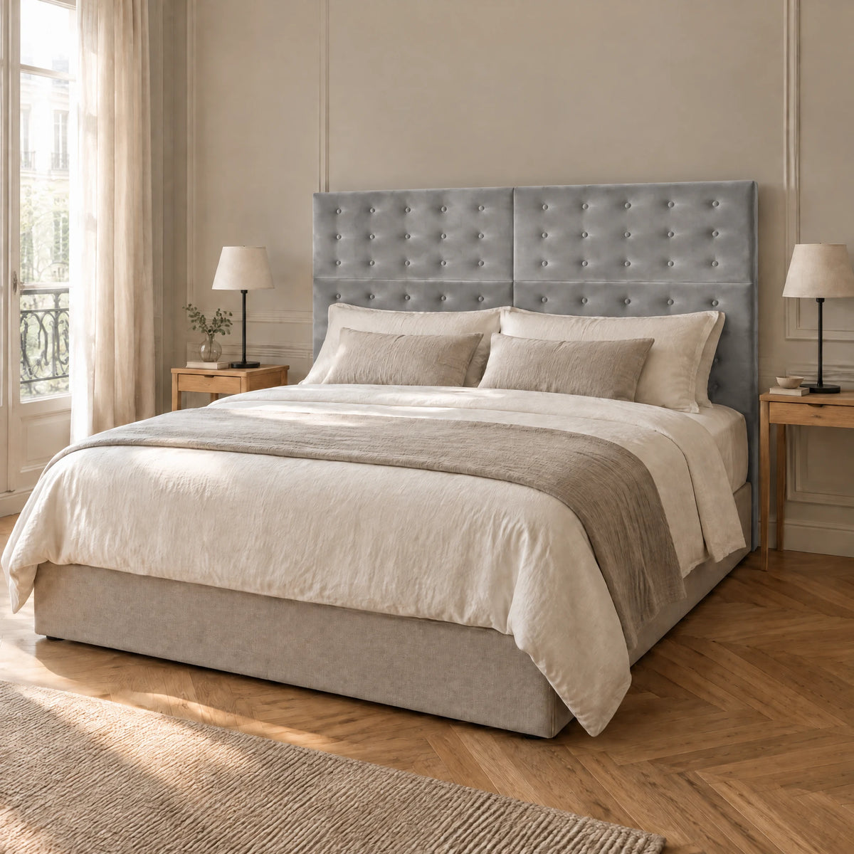 Tête de lit haute boutonnée en velours Invalides gris clair dans une chambre parisienne