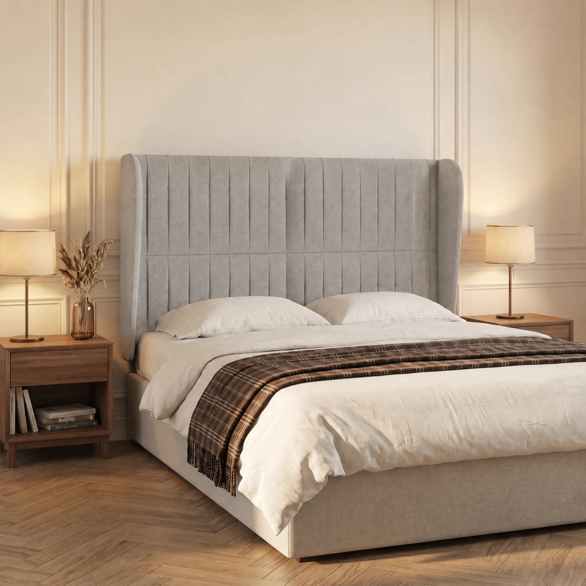 Tête de lit haute cannelée à oreilles en tissu Friedland gris clair, mise en situation dans une chambre