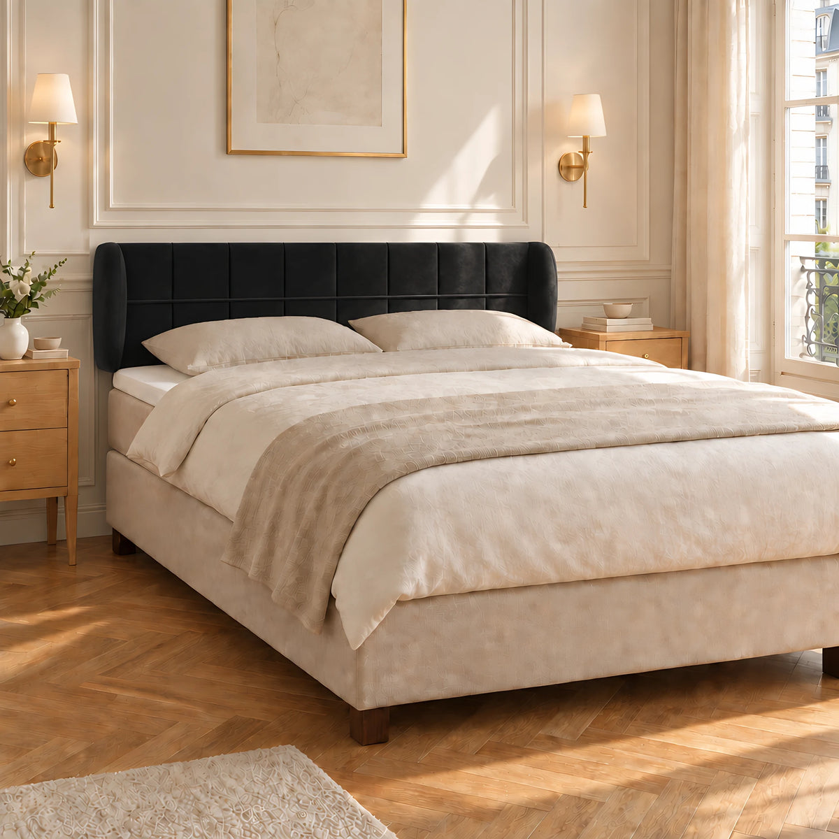 Tête de lit à oreilles en velours Passy noir dans une chambre parisienne