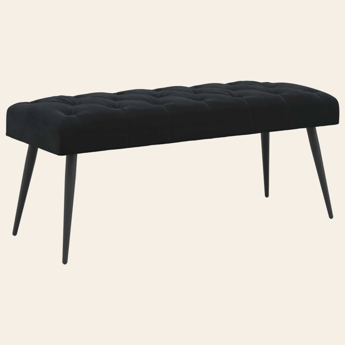 Banc de lit Princes noir en velours capitonné à boutons, vue de trois quarts