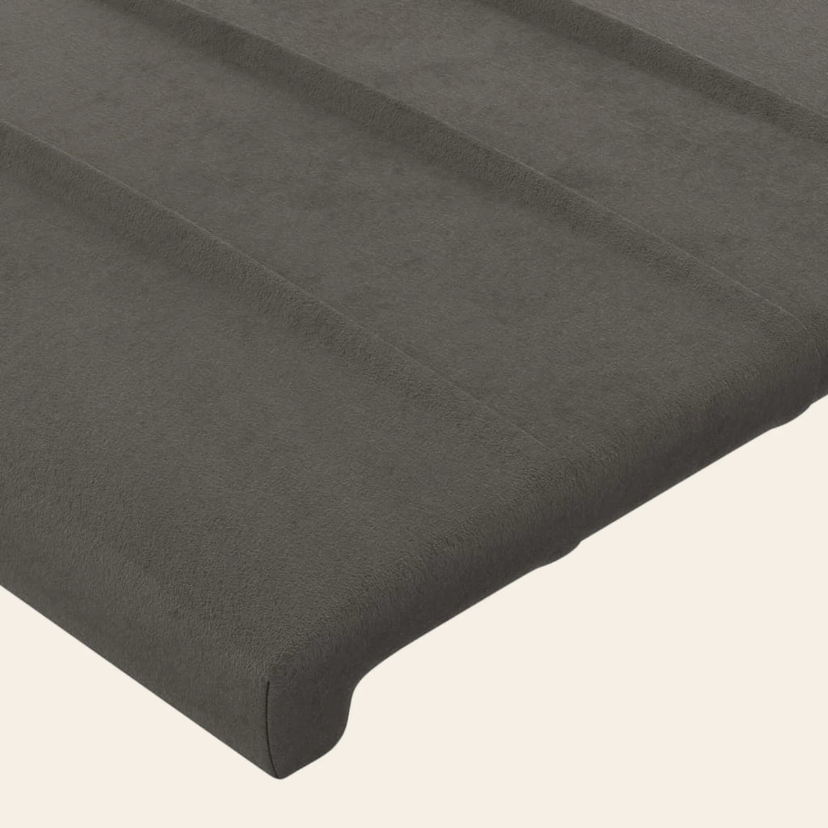 Gros plan du velours cannelé gris anthracite de la tête de lit Varenne