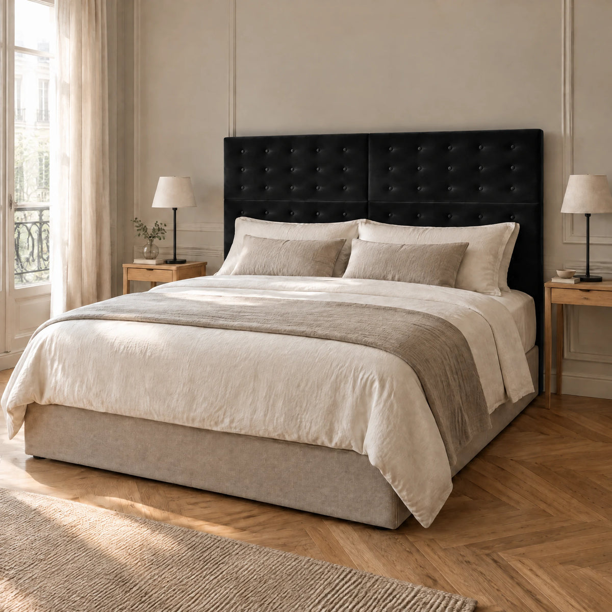 Tête de lit haute boutonnée en velours Invalides noir dans une chambre parisienne