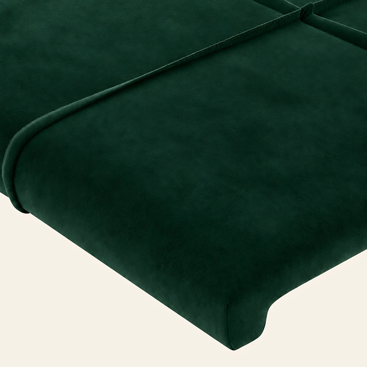 Gros plan du velours matelassé vert sapin de la tête de lit Passy