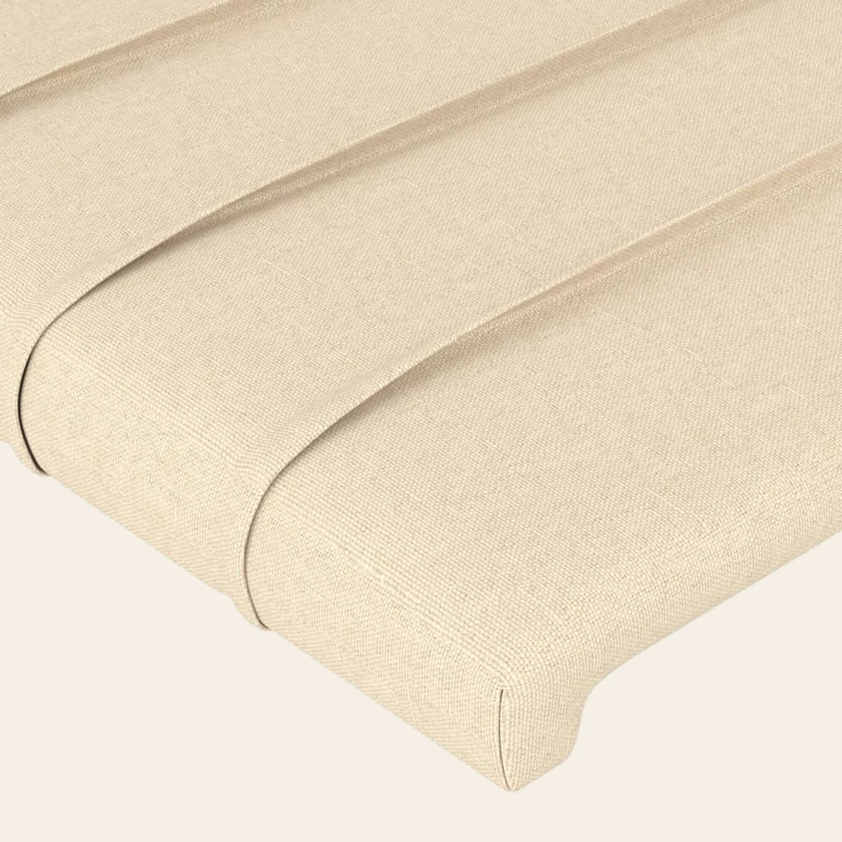 Gros plan du tissu écru de la tête de lit Bagatelle
