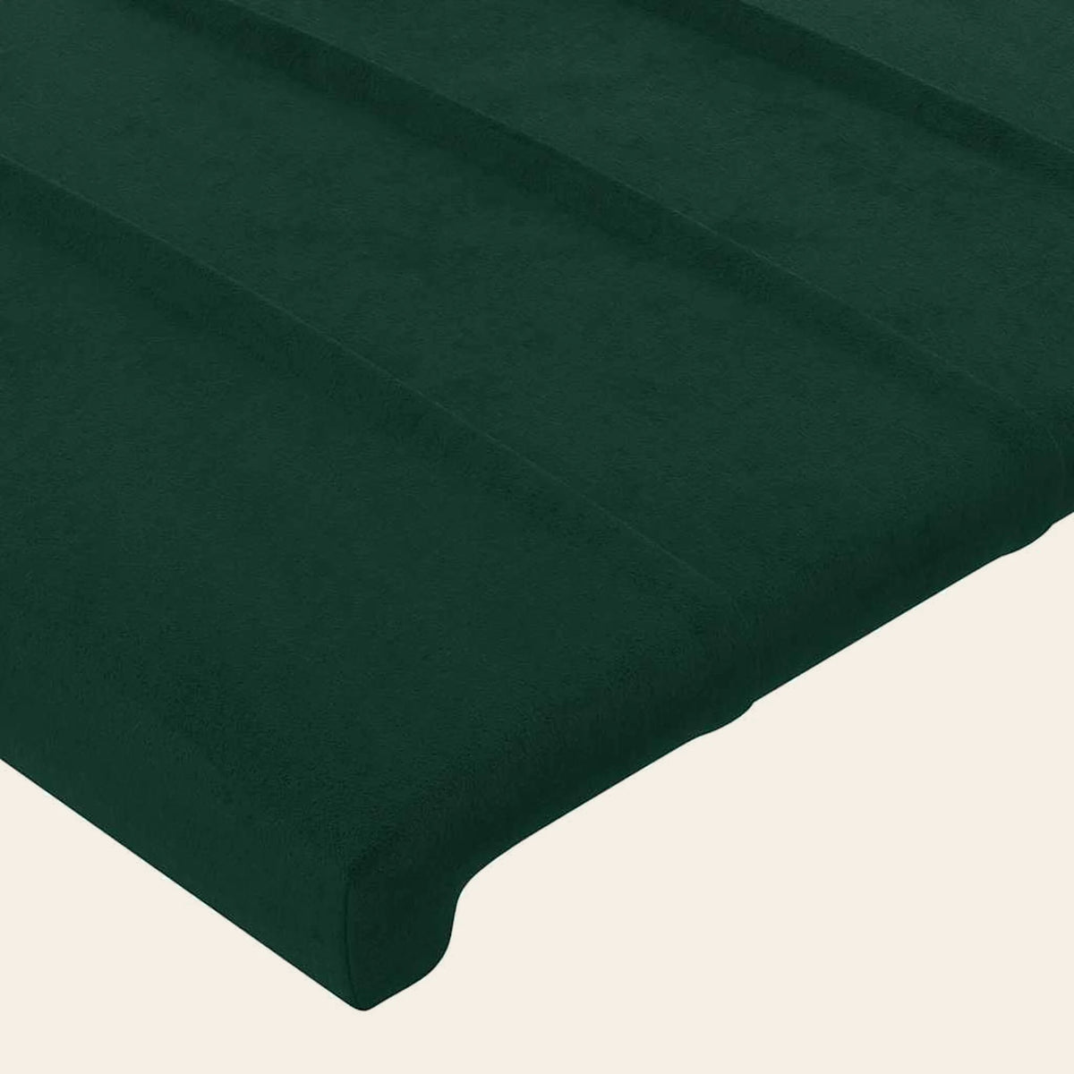 Gros plan du velours cannelé vert sapin de la tête de lit Varenne