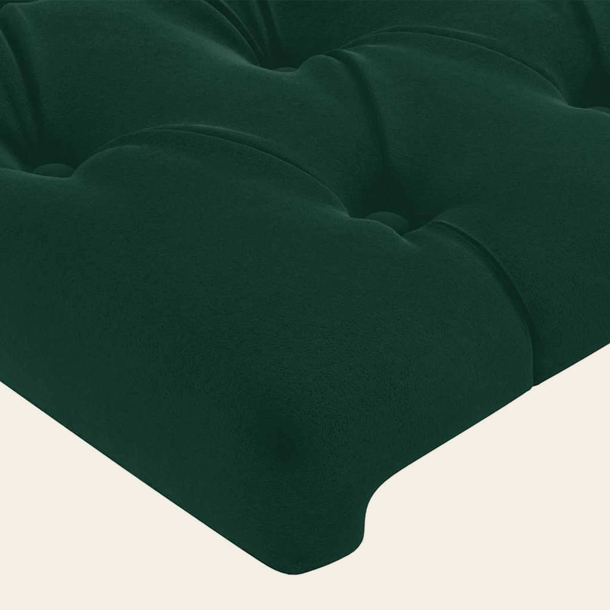 Gros plan du velours capitonné vert sapin de la tête de lit Montaigne