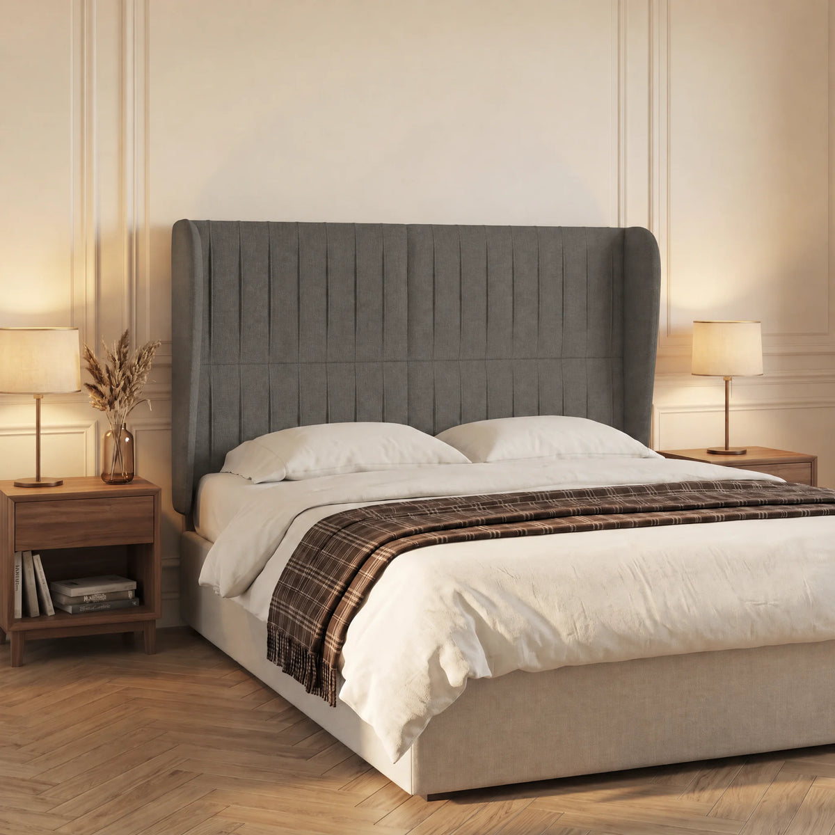 Tête de lit haute cannelée à oreilles en tissu Friedland gris anthracite, mise en situation dans une chambre