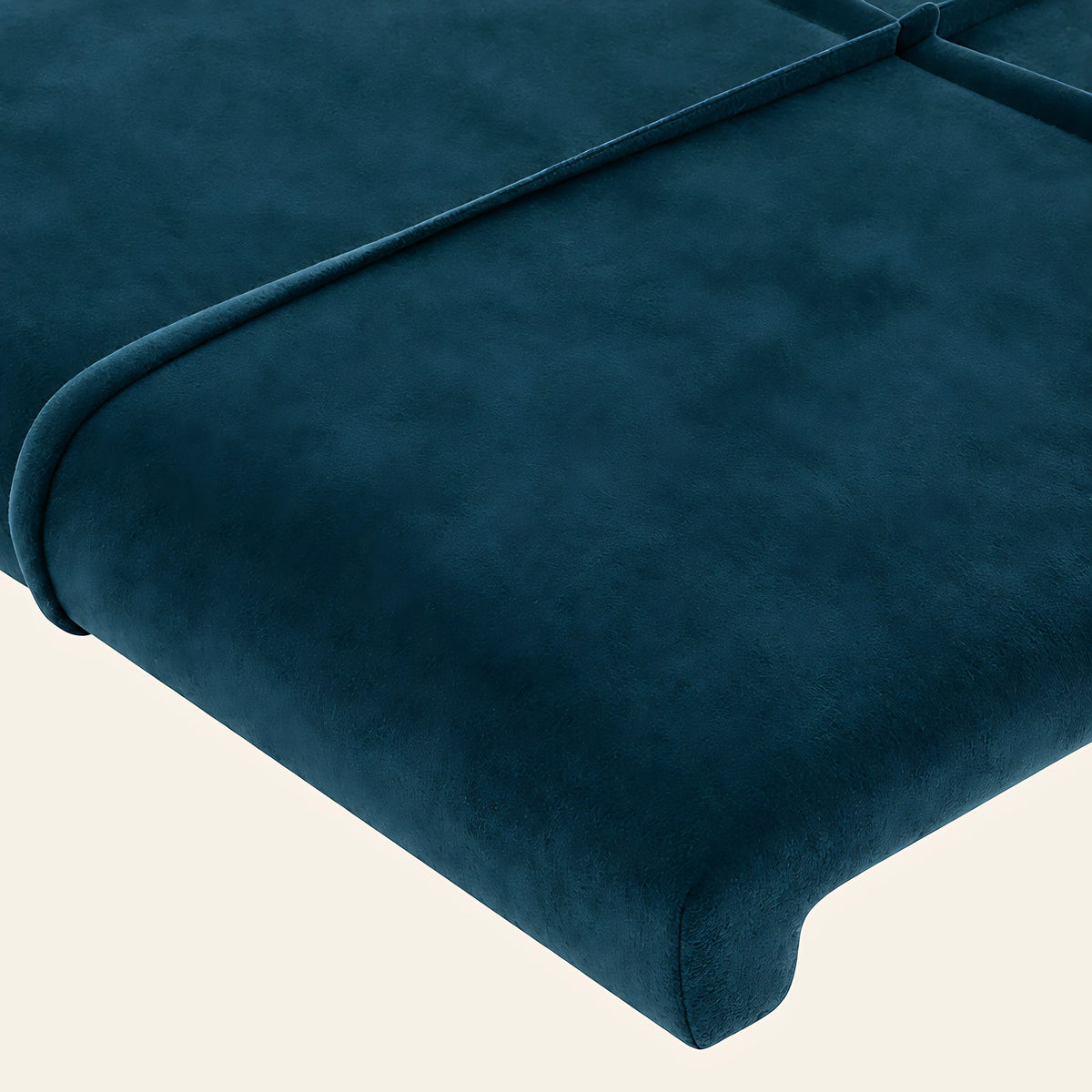 Gros plan du velours matelassé bleu canard de la tête de lit Trocadéro
