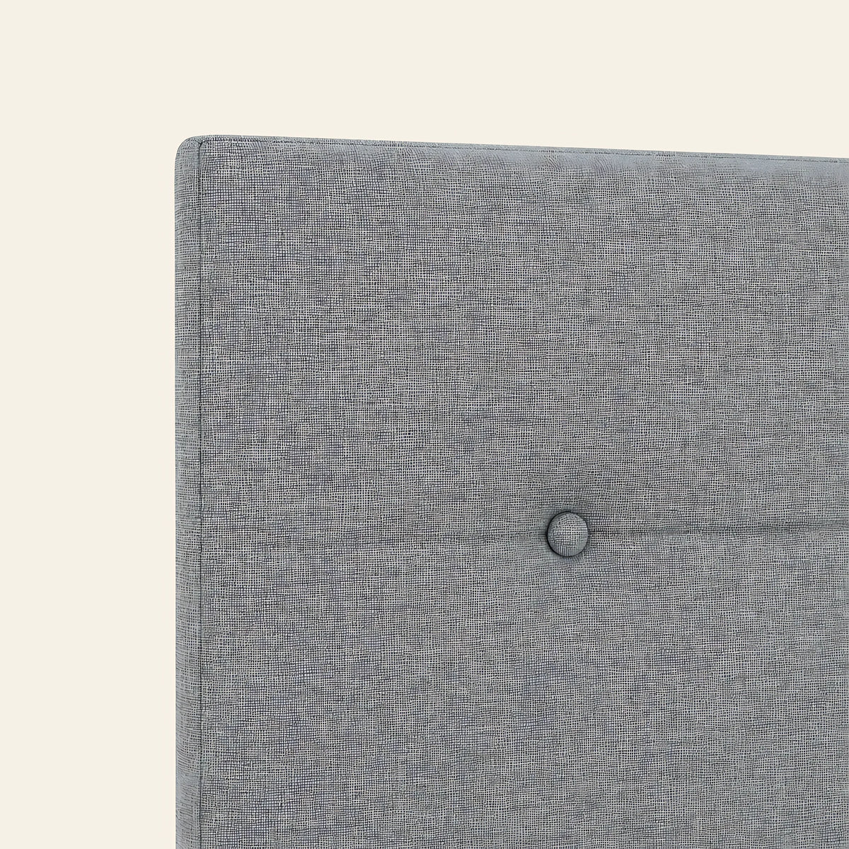 Gros plan du tissu chiné gris clair et de son bouton, tête de lit Marais