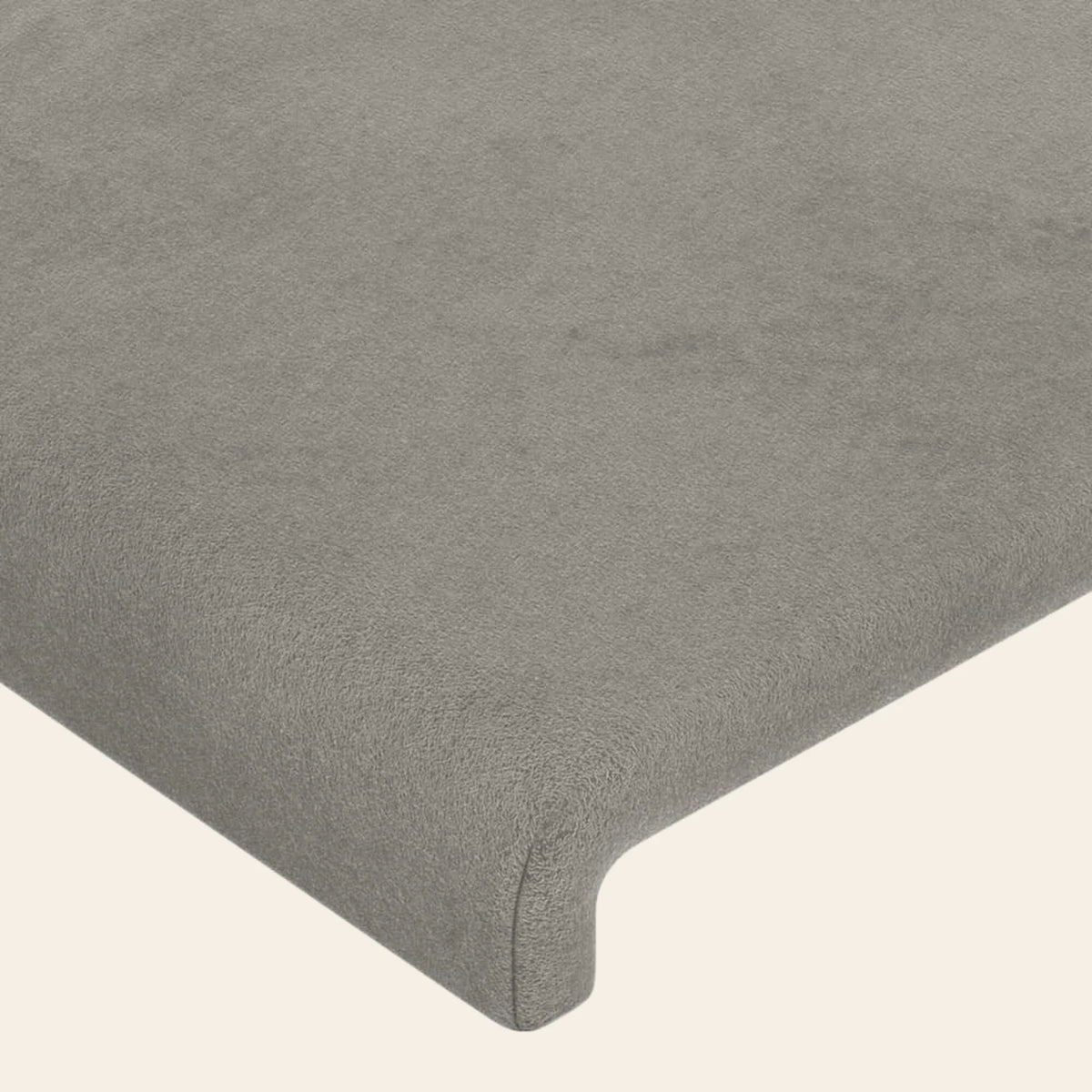 Gros plan du velours lisse gris clair de la tête de lit Cluny