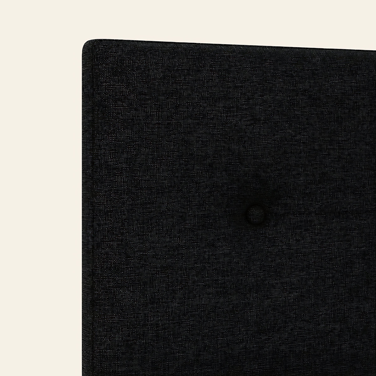 Gros plan du tissu chiné noir et de son bouton, tête de lit Bastille