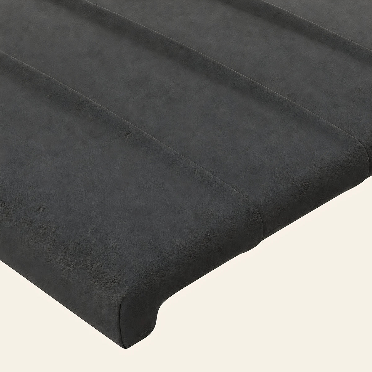 Gros plan du velours gris anthracite et des surpiqûres de la tête de lit Madeleine