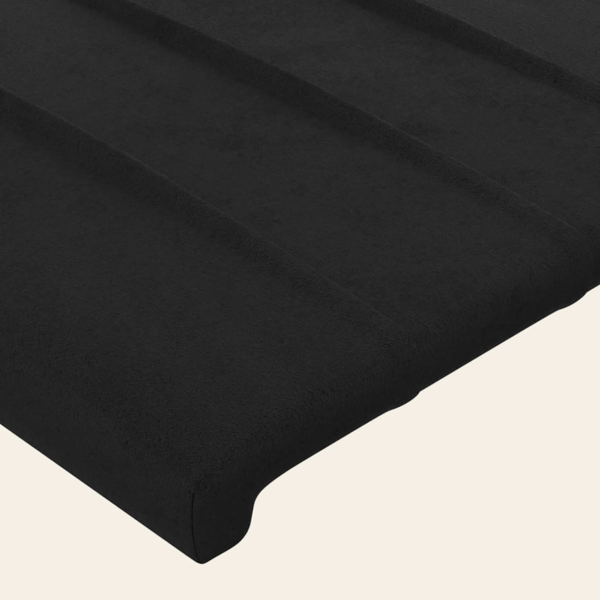 Gros plan du velours cannelé noir de la tête de lit Varenne
