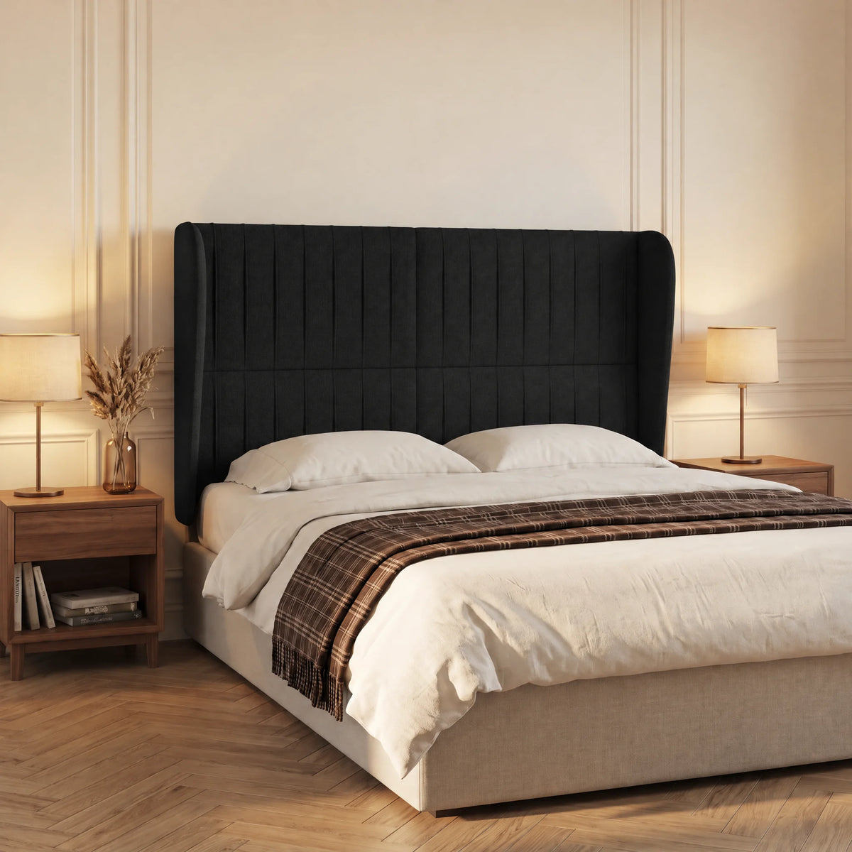 Tête de lit haute cannelée à oreilles en tissu Friedland noir, mise en situation dans une chambre