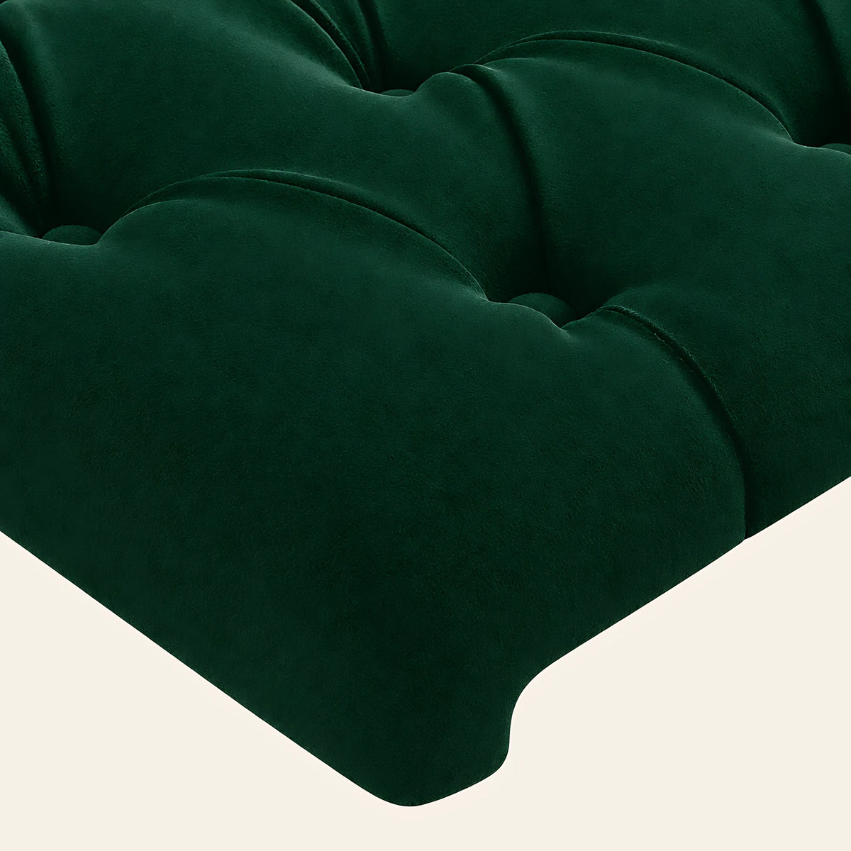Gros plan du velours capitonné vert sapin de la tête de lit Concorde